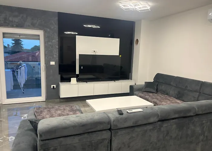 Tini 1 아파트 풀라