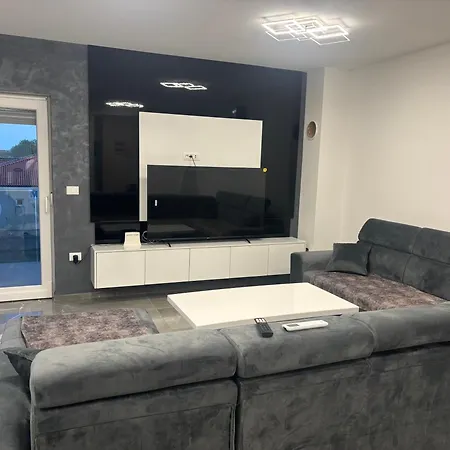 Tini 1 Apartamento Pula